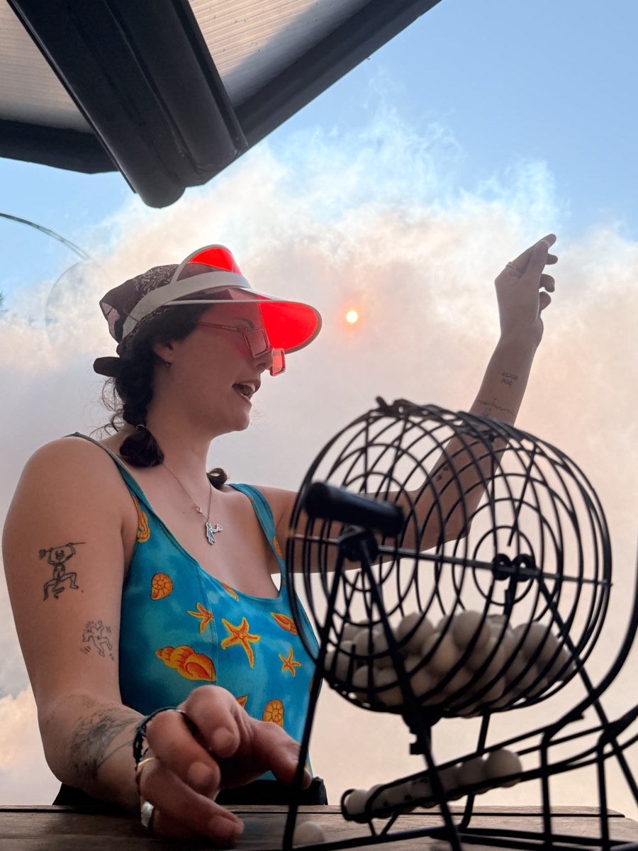 Chiara presenteert een bingo met molen en rode zonneklep