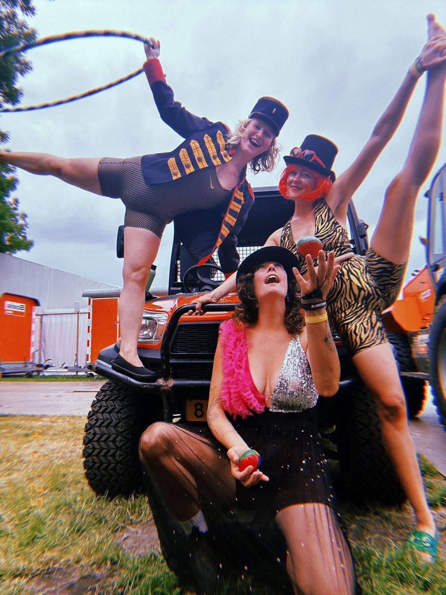 Chiara jongleert met haar circus-trio bij een festivalvoertuig